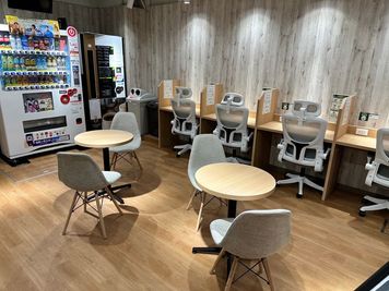 StudyWork Cafe24高田馬場店 StudyWork Cafe24 高田馬場店の室内の写真