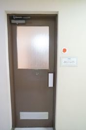 ５階フロア共通のトイレです。 - ネクスタ千葉葭川公園前 12号室のその他の写真