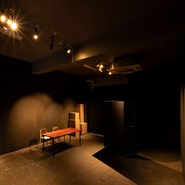 調光調色可。電球色の場合。 - 高円寺 Gallery Studio 高円寺 Gallery Studio の室内の写真