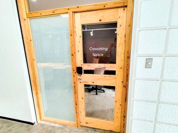 Coworking　Cafe　C_ing（シーング） 個室Bの室内の写真