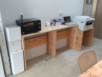 フリードリンク、電子レンジ、浄水器、文房具、ラップトップ、複合プリンター（有料） - Coworking　Cafe　C_ing（シーング） 個室Bの設備の写真