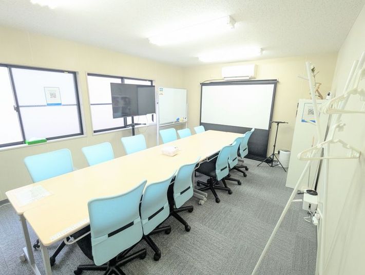 12人で80インチプロジェクターで会議 - rental lounge神保町&水道橋&日大前 rental lounge神保町駅&水道橋駅日大前会議室の室内の写真