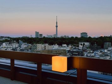 屋上からは、東京スカイツリーの美しい眺めをお楽しみいただけます。夕暮れ時には、スカイツリーを背景にした素晴らしい夜景が広がり、特別なひとときを演出します。 - 根津スカイツリーテラスの室内の写真