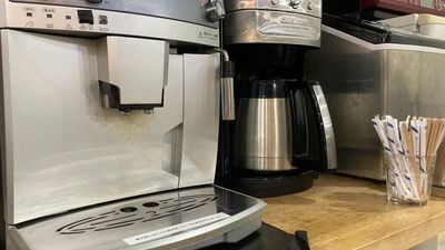 コーヒー・紅茶はフリードリンクでご用意しております - にしのみやCoworking コワクラ 夙川駅 コワクラ D-2（1名用／個室）の設備の写真