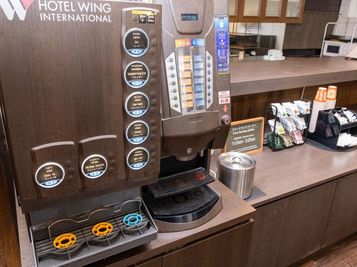 ソフトドリンクからコーヒーまで飲み放題 - ホテルウィング湘南藤沢 【藤沢駅徒歩2分】ラウンジ REPOS/ルポの設備の写真