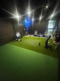 【右スクリーンからの光景】 - CLUBHOUSE 72 × GOLFZON 大型プロジェクター完備◎インドアゴルフ機器◎誕生日会や上映会も◎の室内の写真