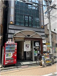 1階にラーメン屋がございます。
左横から奥へ入ってください。 - レンタルスペース -- BB 新宿御苑 -- 女子会/歓迎会/撮影/配信/上映会/駅徒歩4分！新宿御苑の入口の写真