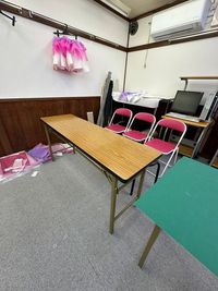 ２人がけの机と椅子が複数あります - 学校法人桜井学園　横浜ファッションデザイン専門学校 横浜ファッションデザイン専門学校　３号館　貸し会議室の室内の写真