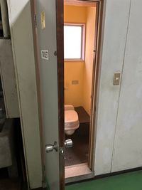 スタジオを出たところに男女共用のトイレがあります。 - 倉本ビル　レンタルスタジオの設備の写真