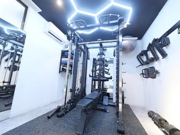 ・マルチラック（fortefitness製）
・プレート120kg
・ラットプルアタッチメント5種 - WHITEGYM北千住店の室内の写真