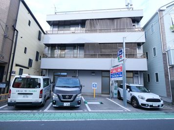 ・駐車場が目の前にある３階建のビル - WHITEGYM北千住店の室内の写真