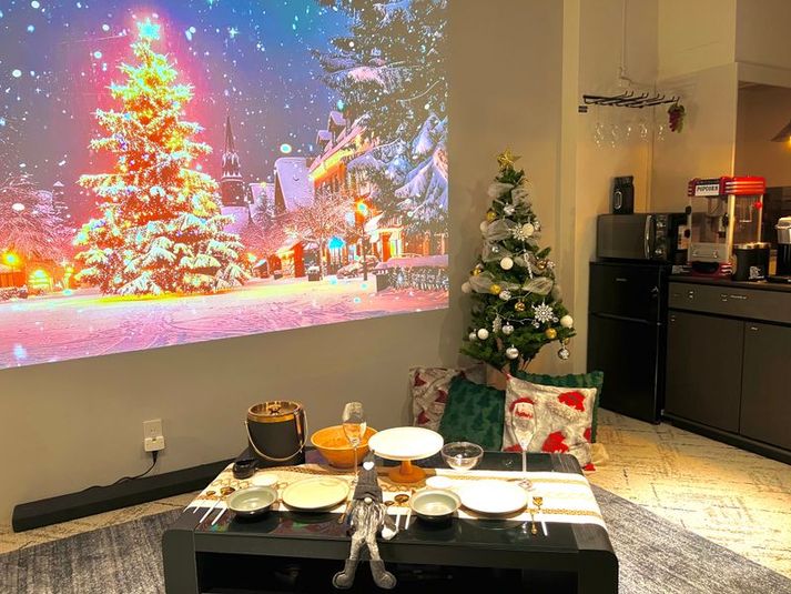 クリスマスオーナメント🎄｜半会員制の秘密基地｜120㌅大画面 - レンタルスペース　シークレットシネマ