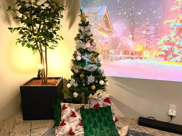 クリスマスツリー🎄電球はつけていない状態です。 - レンタルスペース　シークレットシネマ クリスマスオーナメント🎄｜半会員制の秘密基地｜120㌅大画面の室内の写真