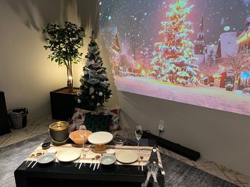 クリスマス🎅 - レンタルスペース　シークレットシネマ クリスマスオーナメント🎄｜半会員制の秘密基地｜120㌅大画面の室内の写真