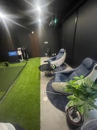 【リラックスエリア】 - CLUBHOUSE 72 × GOLFZON 大型プロジェクター完備◎インドアゴルフ機器◎誕生日会や上映会も◎の室内の写真