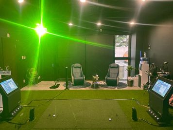 【正面1】 - CLUBHOUSE 72 × GOLFZON 大型プロジェクター完備◎インドアゴルフ機器◎誕生日会や上映会も◎の室内の写真