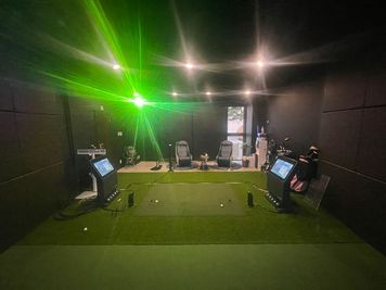 【正面2】 - CLUBHOUSE 72 × GOLFZON 大型プロジェクター完備◎インドアゴルフ機器◎誕生日会や上映会も◎の室内の写真