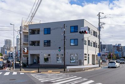 藤沢駅北口から徒歩9分の好立地
大通り沿いの大きな交差点
目の前にはバス停
駐車場1台完備 - 女性専用ピラティススタジオ＆ジム　LOrena藤沢店 女性専用マシンピラティススタジオ＆ジム　LOrena藤沢店の外観の写真