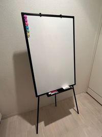 【ホワイトボード】サイズ﻿60cm×89cm、高さは調節可能です。勉強会や研修などに●¥330 - Ｋ'sプロ銀座院 【24h利用OK】駅近13階の完全予約制レンタルサロン♫の設備の写真