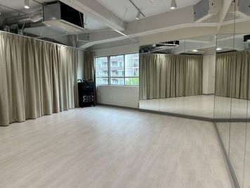 開放感のある窓 - fitness ＆ dance studio BOOM!!! レンタルスタジオの室内の写真