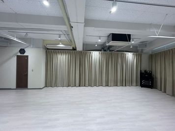 動画や写真を撮る際に収納スペースを隠せるカーテン - fitness ＆ dance studio BOOM!!! レンタルスタジオの室内の写真