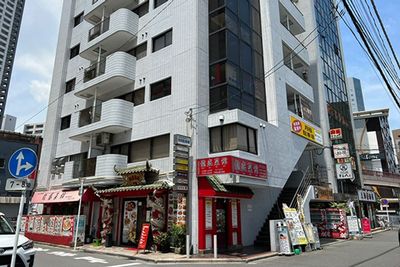 1Fの龍盛菜館が目印です！（エントランスは2Fです） - 1SBC　川崎会議室 貸し会議室の外観の写真