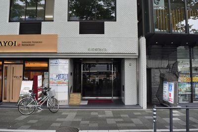 1階に「やよい軒烏丸御池店」が入居しているビルです！ - 1SBC　京都会議室 貸し会議室の外観の写真