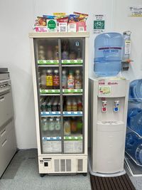 ドリンク・お菓子・カップ麺を販売しています。 - katanaオフィス淀屋橋 katanaオフィス淀屋橋　ブース席（専用デスク）ドロップインの設備の写真