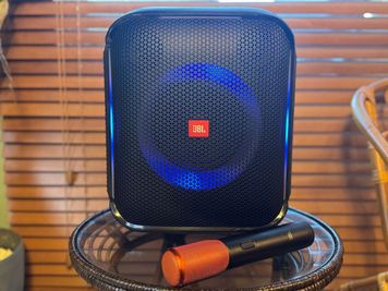 大型スピーカーマイク付き JBL PartyBox Encore ポータブルスピーカー IPX4防水 100W カラオケ PAスピーカー ワイヤレスマイク - あそびごころ＠新宿店 【11〜20名用】NEW！あそびごころ@新宿1002の設備の写真