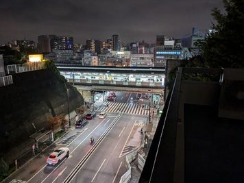 屋上から見た夜の西日暮里駅 - 多目的貸しスタジオLunaFun（ルナファン） 屋上レンタル(74m2)　西日暮里駅から徒歩50秒！の室内の写真