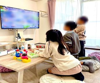 お子様も楽しめる空間になっています🧸 - パーティースペースPLUM 🎉可愛いお部屋でのハロウィン撮影・パーティーに🎃の室内の写真