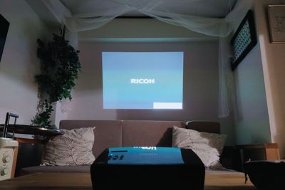 Smart TV (55P8S) or projector (RICOH PJ K110) + MDMI connection - CASA代々木 Resting place during Tokyo tripの設備の写真