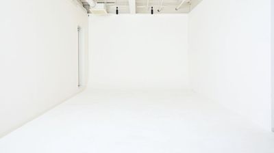 白のアーチと白ホリゾントがあり、スチール撮影にも使えます。 - 渋谷三宿スタジオ  壁1面窓で自然光◎開放感のある大型空間の室内の写真