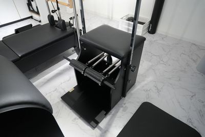 チェア - Pilates Studio Lui 初台・幡ヶ谷店 ★レビュー投稿プラン★ ピラティスマシンレンタルスタジオの設備の写真