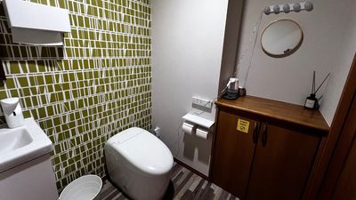 広めのトイレはメイクルームとしても使えます - Base Bettaku コミュニティ＆コワーキングスペース（全館利用）の設備の写真