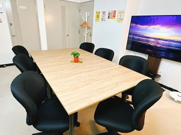 打ち合わせや作業、パーティーなどの会食もテーブルレイアウト次第で大人数に対応できます。 - レンタルスペース　STUDIO KOTOBUKI 撮影もパーティーもOK！STUDIO KOTOBUKI💕の室内の写真