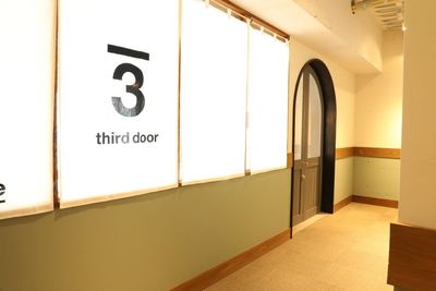 奥の扉が入口になります。 - レンタルスペース【 third door 】 多目的スペース★セミナーや懇親会に★third doorの入口の写真