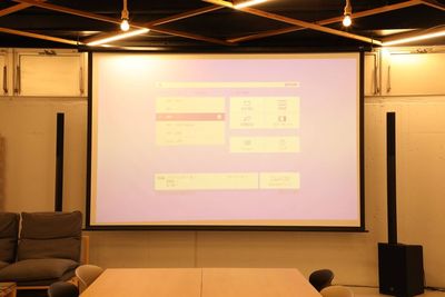 プロジェクターは、HDMIでお持ちのPCなどにつなげていただくだけで簡単に投影できます。
両サイドのスピーカーはスマホのBluetooth接続で利用可能です。 - レンタルスペース【 third door 】 多目的スペース★セミナーや懇親会に★third doorの設備の写真