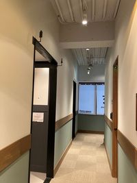 お部屋までの通路です。途中に男女別のトイレが左手にあります。 - レンタルスペース【 third door 】 多目的スペース★セミナーや懇親会に★third doorの室内の写真