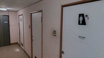 男女別トイレがございます。真ん中はキッチンです。 - GOLDWARE PARK 共用スペース　時間貸しのその他の写真