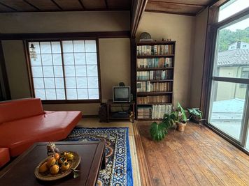 ブラウン管テレビ、古書が並ぶ本棚 - Art of Life 山の音 和室貸切の室内の写真