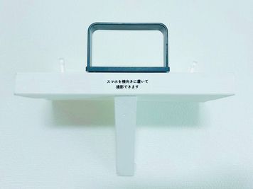 スマホを立てかけて撮影できるスタンドを備え付けています。 - レンタルスタジオPixel春日部の設備の写真