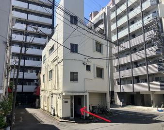 この三階建てのマンション、入口はこちら - リビオン板橋本町 開放的な雰囲気の屋上の入口の写真