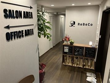 店舗入口 - 『ReBeCo』（リビコ）コワーキングスペース×リラクゼーション 【銀座一丁目駅】コワーキングスペース／リラクゼーションサロン併設の入口の写真