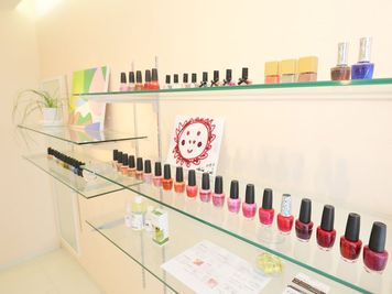 ガラス棚あり。
商品の陳列などできます
レイアウト変更可能 - nail salon Rocioの設備の写真