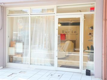 ガラス張りです
カーテン取り外し可能 - nail salon Rocioの外観の写真