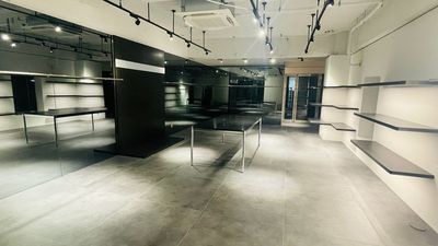 【千駄ヶ谷駅4分】各種ポップアップストアや展示販売会に適した壁面大型鏡張りの路面スペース - ニュー千駄ヶ谷マンション