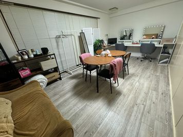 オプション追加で奥のメイク室がご利用いただけます（メイク台２つ） - ククリスタジオ Kukuri Studio Party modeの設備の写真