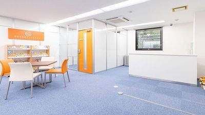 受付スタッフまでお声がけください。お部屋までご案内させていただきます。 - 渋谷宮益坂アントレサロン 4名会議室の室内の写真