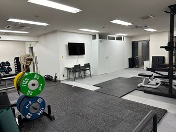 広々日当たりの良いトレーニングスペース -  Anywhere Fitness